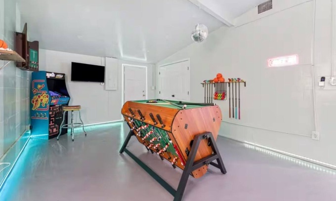St. Petersburg - Clearwater House | StPeteBeachBungalow-SltPool/golf/gameroom-Slps 10