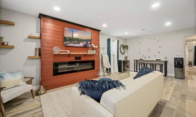 Roselawn Finance Apartment | Strawberry 3BD 1BA Suite W/Fireplace & W/D close to local hospitals and downtown