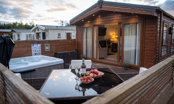 Felton Cabin | STRAWBERRY FIELDS Luxury Lodge with indulgent private Hot-Tub. Pet - Friendly!