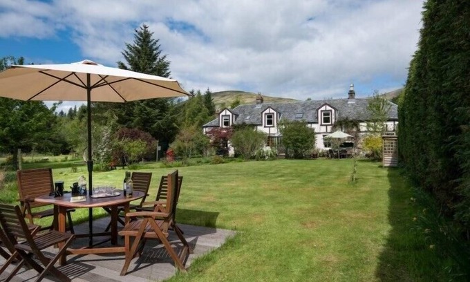 Kilcreggan Cottage | STRONE HOUSE, pet friendly, with hot tub in Helensburgh