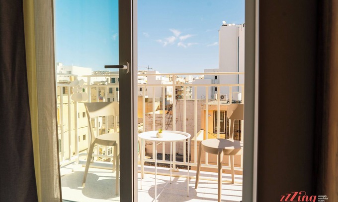 Gzira Hotel | Stuart Rooms by Zzzing