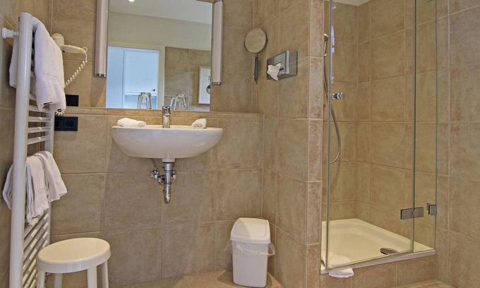Wenningstedt-Braderup Cottage | Studio 05 - Pension Seagull's Nest