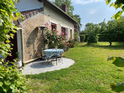 Mery-sur-Oise Apartment | Studio épicéa avec jardin dans charmante propriété