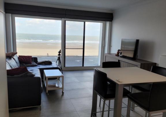 Middelkerke Apartment | Studio 105 op zeedijk met frontaal zeezicht 1ste verdiep