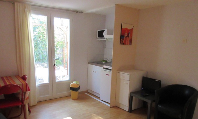 Saint-Cyprien Apartment | Studio 2 people near the beach in Saint-Cyprien wi-fi terrace ground floor