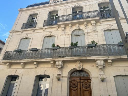 Beziers City Centre Apartment | Studio 30 m2 avec jardin dans maison de maître
