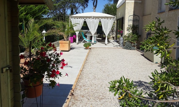 Six-Fours-les-Plages Apartment | Studio 30 M2 in RDJ of villa in 1200 m beaches ideal for 2 people