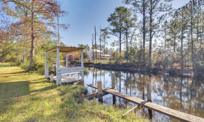 Shoreline Park Apartment | Studio ~ 5 Mi to Waveland Beach & Pier!