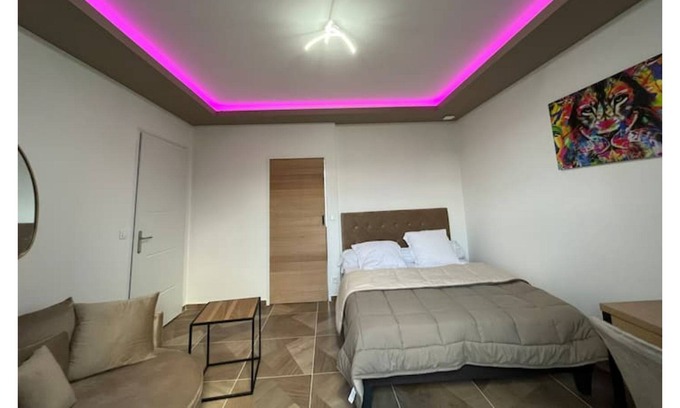 Les Capucins-Saint-Germain Apartment | Studio 54 Center de Compiègne Many films and football available.