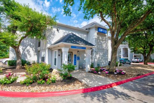 St. Johns Hotel | Studio 6-Austin, TX - Midtown