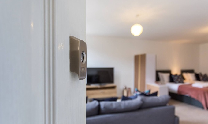Crawley City Centre Apartment | Studio- 7 Apartment in Heart of Crawley Town