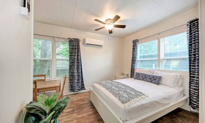 West Campus Condo | Studio-8 near DwntwnATX ZilkerPark University TXn