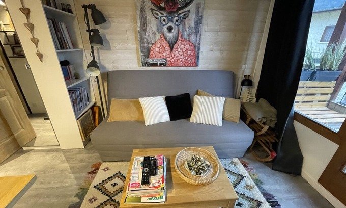 Bourg-Saint-Maurice Apartment | Studio Apartment 'Le Solaret' with Mountain View and Balcony
