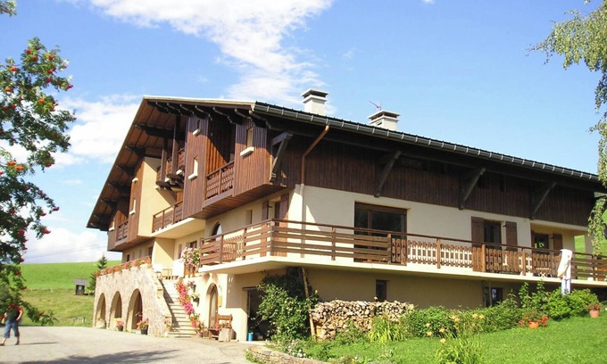 Cohennoz Apartment | Studio Apartment '1 - La Gentiane' with Mountain View, Shared Garden and Wi-Fi