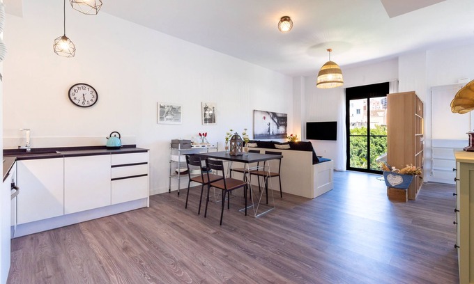 La Goleta Apartment | Studio Apartment "Céntrico Estudio Don Rodrigo" with Wi-Fi & Balcony