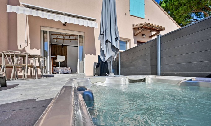 Villetelle Apartment | Studio Apartment "Jacuzzi Privatif, Piscine Chauffée" with Shared Heated Pool & Wi-Fi