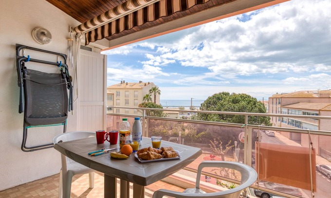 Le Grau-dʼAgde Apartment | Studio Apartment 'Les Ptits Loups, Le Grau D'agde' with Sea View and Air Conditioning