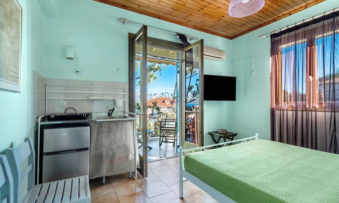 Nikiana Apartment | Studio Apartment 'Old Boat Double 11' with Sea View, Wi-Fi and Air Conditioning
