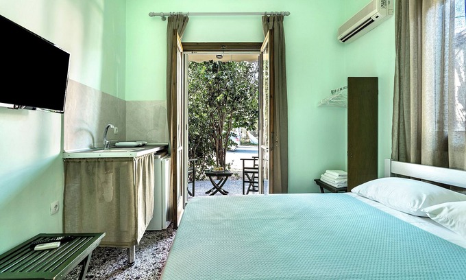 Nikiana Apartment | Studio Apartment 'Old Boat Double Studio 1' with Sea View, Wi-Fi and Air Conditioning