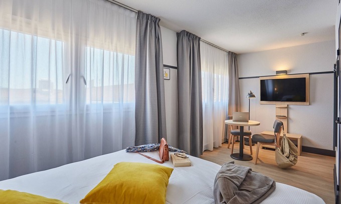 Couronne Urbaine Apartment | Studio au Centre, Climatisé + Équipé