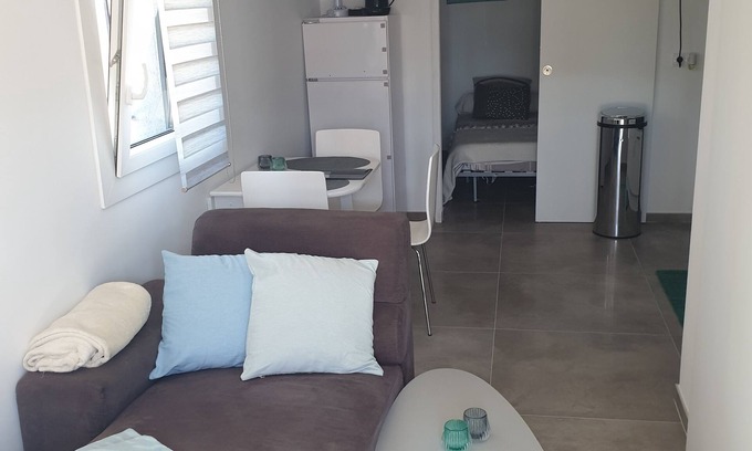 Pertuis Apartment | Studio Avec Terasse Dans un Quartier au Calme et Résidentiel