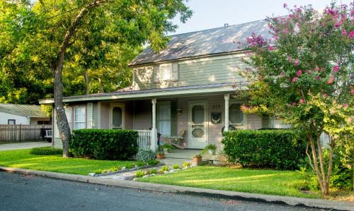 Fredericksburg House | Studio B Guest House