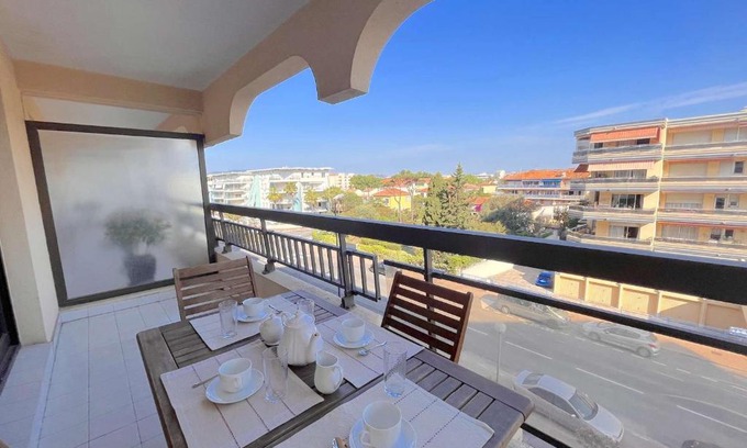 Frejus Plage Apartment | Studio cabine à 200m de Port Fréjus, plage, commerces, terrasse, 4 couchages, ménage inclus - FR-1-226A-31