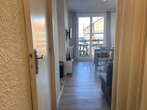 Risoul Apartment | Studio Cabine 4 pers. à Risoul 1850, Accès Direct Pistes, Balcon, Piscine Chauffée l'Été - FR-1-330-575