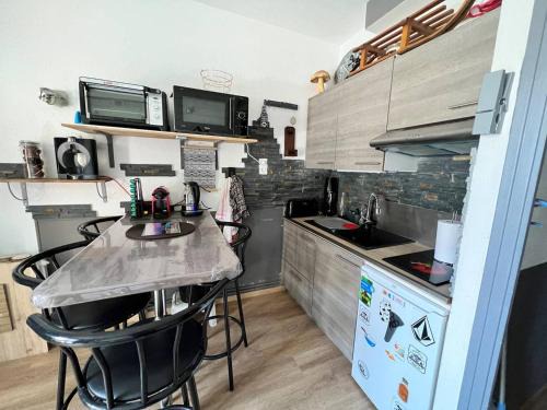 Les Angles Apartment | Studio Cabine au Centre des Angles avec Balcon, Casier à Skis, et Kitchenette Équipée - FR-1-593-86