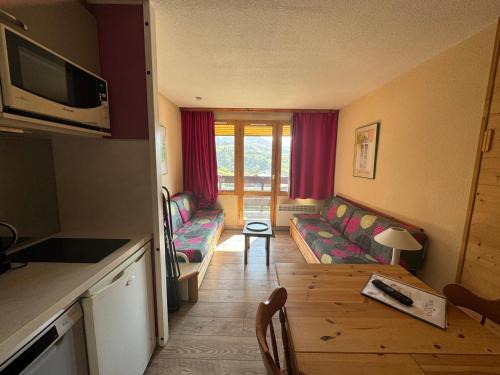 Belle Plagne Apartment | Studio cabine fonctionnel au pied des pistes avec balcon - FR-1-181-2161