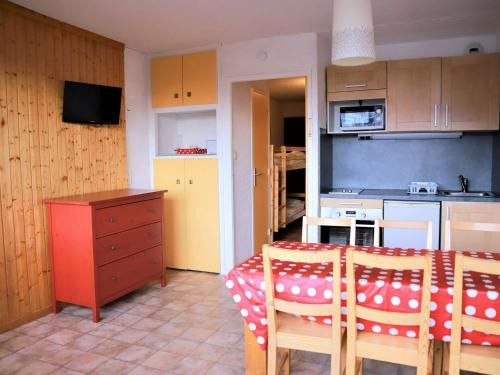 Auris Apartment | Studio cabine rénové, grand balcon, 6 couchages, 300m des pistes d'Auris en Oisans - FR-1-297-34