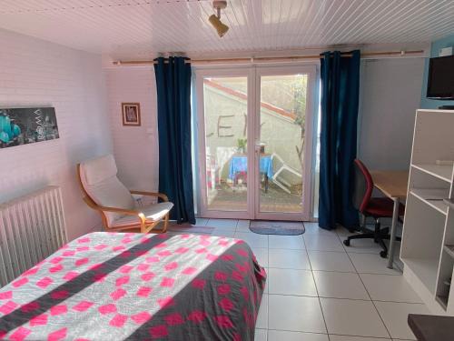 Bouguenais Apartment | Studio calme avec terasse et parking