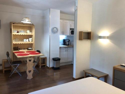 Brides-les-Bains Apartment | Studio cosy en centre-ville, à proximité des thermes et des pistes du domaine des Trois Vallées - FR-1-512-228