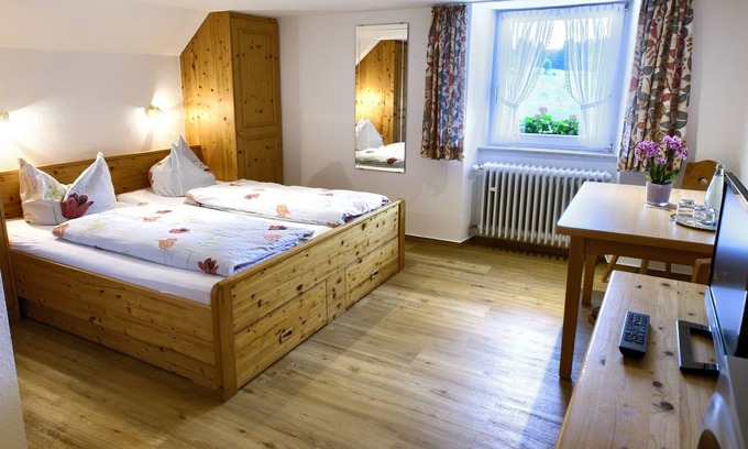 Grafenhausen Apartment | Studio 'Doppelzimmer Nr 3' with Mountain View, Shared Garden and Wi-Fi