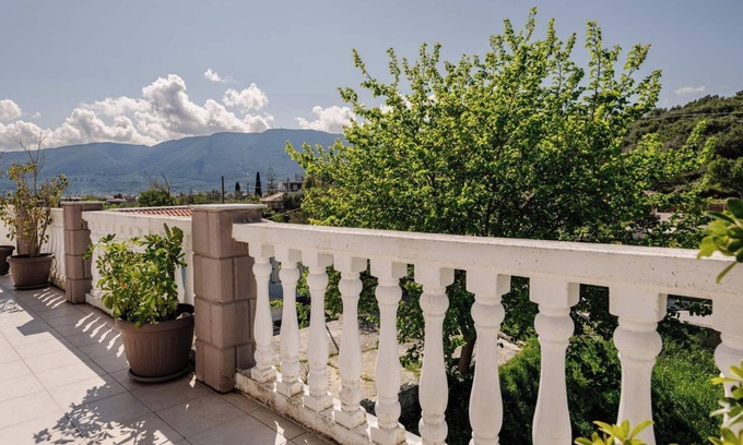 Alikanas Apartment | Studio 'Eleni's Top Floor' with Shared Pool, Wi-Fi and Air Conditioning