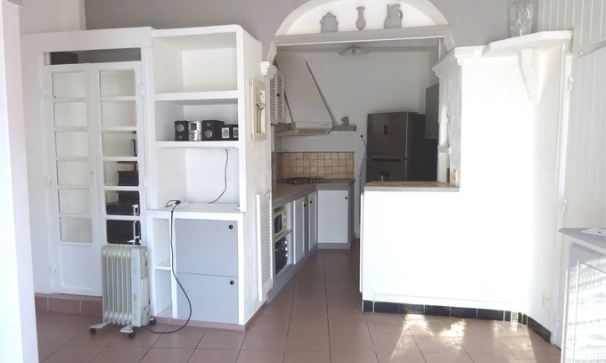 Bastide Giraud Apartment | Studio en RDJ Paisible a 5 mn de la Plage & Port de Marina et Parc de Vaugrenier