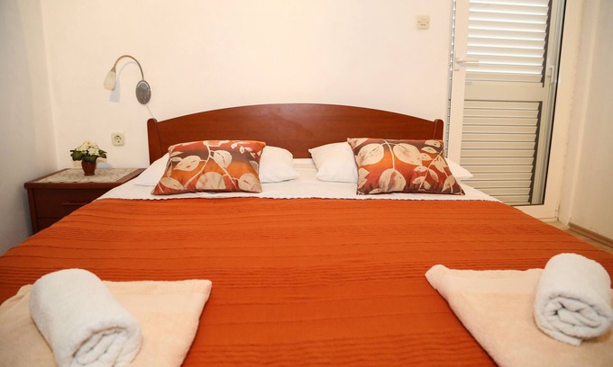 Milna Apartment | Studio flat with balcony and sea view Milna, Hvar (AS-22619-d)