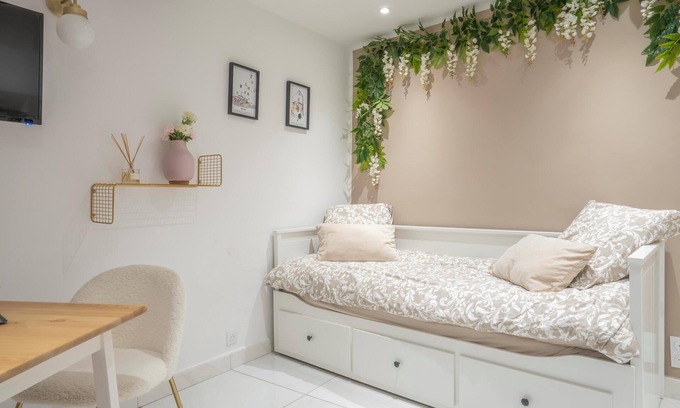 Grasse Apartment | Studio Floral - Near downtown theater