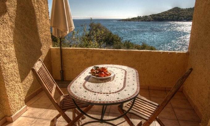 Favone Apartment | Studio for 2 people, 1st floor sea view, with direct access to the beach