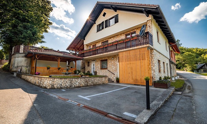 Cerklje ob Krki Apartment | Studio Golden Rose
