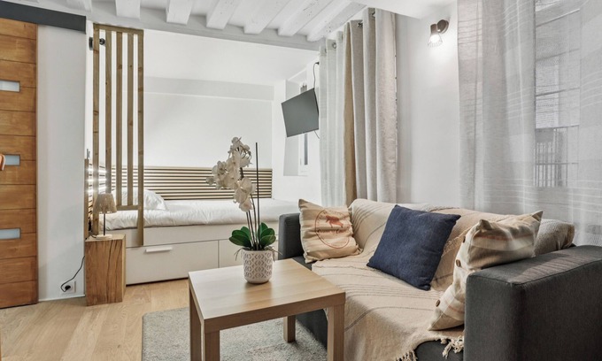 2nd Arrondissement Apartment | Studio Herold - Place de Victoires by B'Your Home