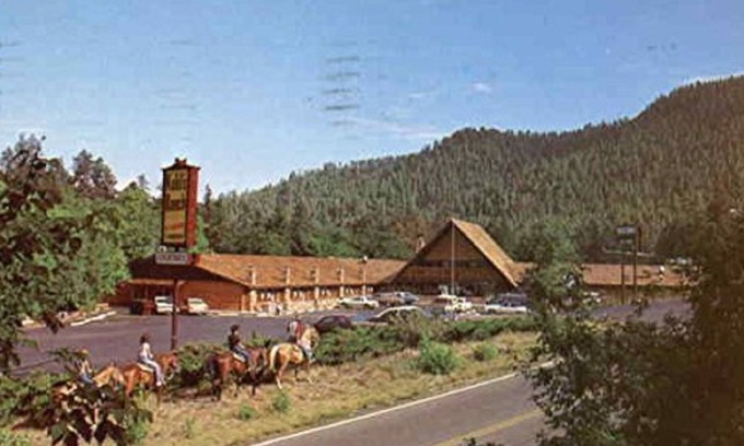 Kohls Ranch Apartment | STUDIO~ KOHLS RANCH LODGE~ MOUNTAIN VIEWS~ BAR/LOUNGE~ RESTAURANT~ POOL~ HOT TUB