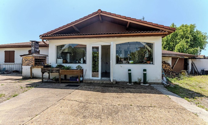 Saint-Julien-en-Born Cottage | Studio 'Le De La Gare' with Private Terrace and Wi-Fi, Close to the Ocean