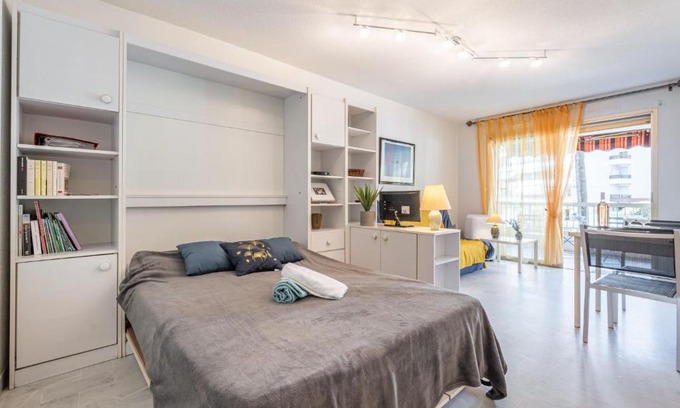 Riou - Petit Juas - Av de Grasse Apartment | Studio Le Mercure by Interhome
