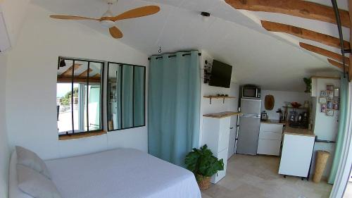Bormes-Les-Mimosas Apartment | Studio le Nid, vue mer, village et collines avec terrasse