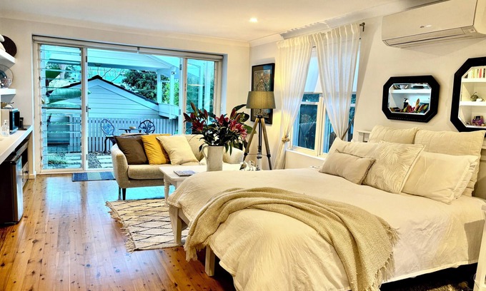 Bayview Apartment | Studio minutes from Waterfront walks, close to Pasadenas, cafes, restaurants