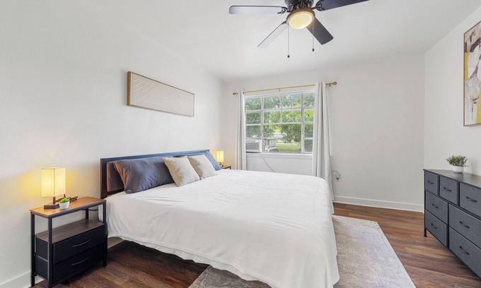 Highlands - Perkins Apartment | Studio Near Downtown - King Bed - Walk to Tiger Stadium