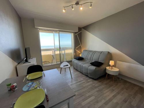Saint-Jean-de-Monts Apartment | Studio rénové, 2 couchages, mer, commerces, 6e étage, TV, balcon, animaux admis - FR-1-224C-138