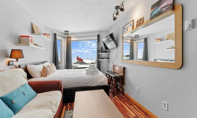 Big White Ski Resort Apartment | Studio Shred | Hot Tub & Ski In/Ski Out