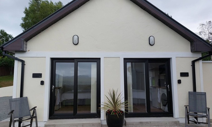 Dawros Apartment | Studio | Sleeps 3 | Mountain Views - 5 Mins from Kenmare town.